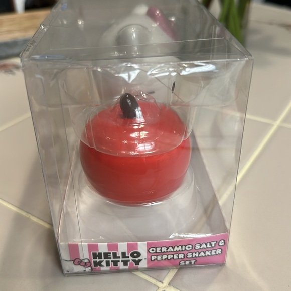 Silver Buffalo Sanrio Hello Kitty 3D Ceramic Salt and Pepper Shaker - Picture 5 of 8